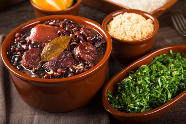 feijoada, ein typisch brasilianisches essen - bush bean stock-fotos und bilder