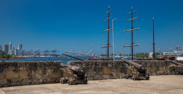 mur défensif et canons dans une forteresse coloniale espagnole - nautical vessel cannon coastline crane photos et images de collection