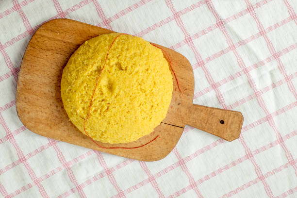 polenta fumante chaude - dishware butter cutting board agriculture photos et images de collection