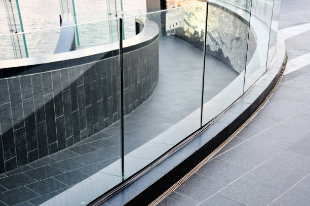 los paneles de balaustrada de barandilla de vidrio laminado templado enmarcan menos, vidrio de seguridad para edificios arquitectónicos modernos. - balaustrade fotografías e imágenes de stock