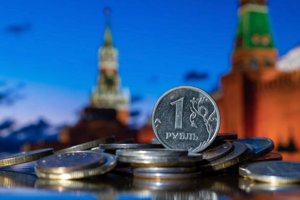 moneda en denominación de un rublo ruso sobre el fondo de las torres del kremlin de moscú - cultura rusa fotografías e imágenes de stock
