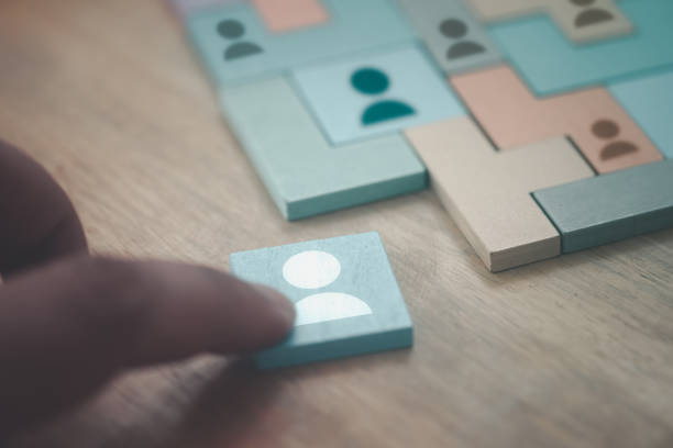 hand sätta tangram pusselblock med människor ikoner. personal- och förvaltningskoncept. - rekrytering bildbanksfoton och bilder