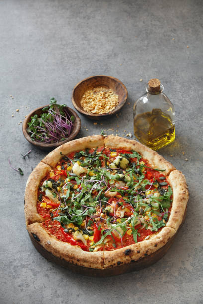 vegatarian pizza - vegetarian pizza fotografías e imágenes de stock