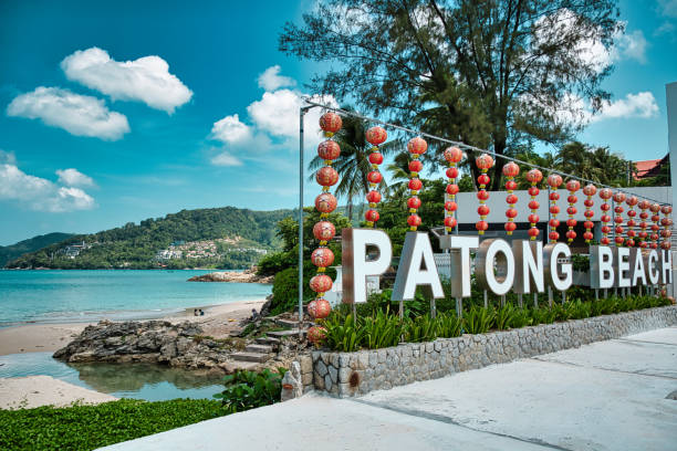 leerer, ruhiger sandhalbmond patong beach mit türkisblauem klarem wasser und zirrusbewölktem himmel - strand patong stock-fotos und bilder