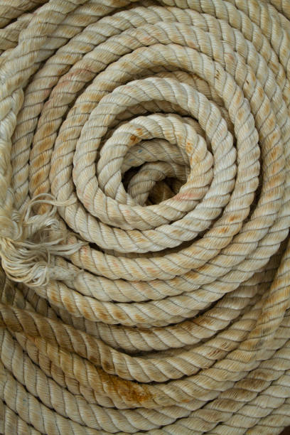 una imagen de primer plano de cuerdas marinas enrollables - moored nautical equipment circle rope fotografías e imágenes de stock