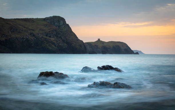 ペンブロークシャーの海岸線 - travel destinations rocky coastline moody sky clear sky ストックフォトと画像