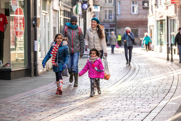 kocham zakupy! - family winter walking fun zdjęcia i obrazy z banku zdjęć