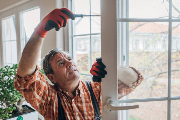 un lavoratore installa windows - window installing repairing construction foto e immagini stock