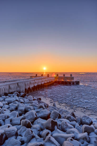 istock Pier on the Afsluitdijk in ice 1313433483