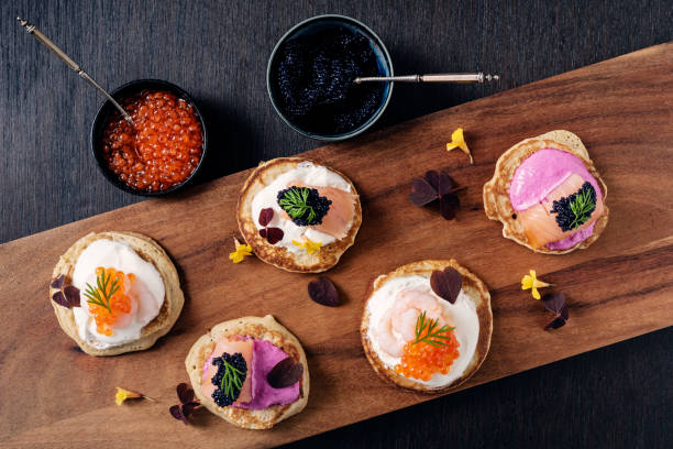 seleção de blinis com camarões, salmão defumado e caviar - appetizer caviar gourmet blini - fotografias e filmes do acervo