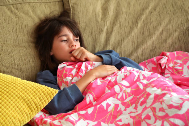 la giovane ragazza malata sta tossendo - cold and flu flu virus sneezing illness foto e immagini stock