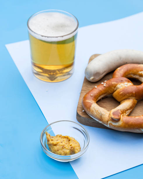 баварский традиционный завтрак, белые сосиски, крендели, пиво и горчица - munich beer garden veal sausage upper bavaria стоковые фото и изображения