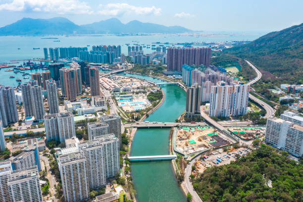 drohnenansicht des stadtzentrums in tuen mun, hongkong - hong kong cityscape flowing water built structure stock-fotos und bilder