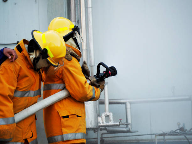 feuerwehrausbildung., feuerwehrmann mit wasser und feuerlöscher - 2627 stock-fotos und bilder