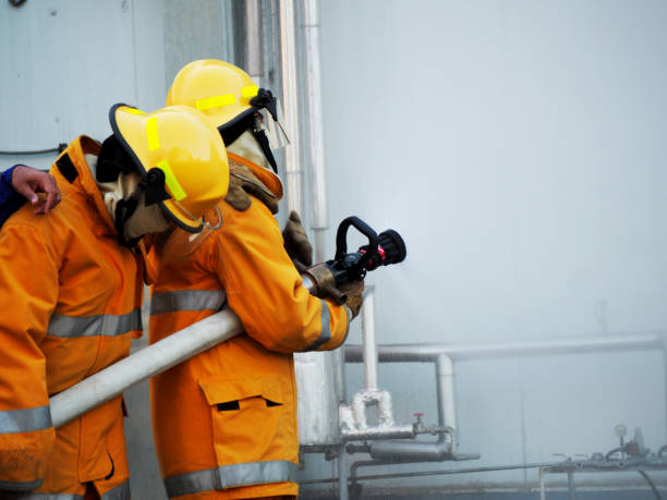 szkolenie strażaków., strażak z wykorzystaniem wody i gaśnicy - 2627 zdjęcia i obrazy z banku zdjęć