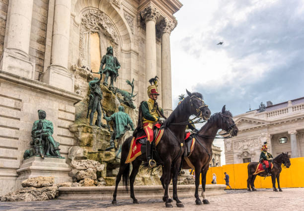 scorta onoraria di guardie a cavallo al palazzo reale di budapest, ungheria - honor guard protection security guard tourist foto e immagini stock