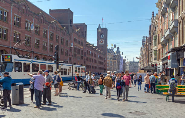 damrak street amsterdam - editorial horizontal cycling crowd imagens e fotografias de stock