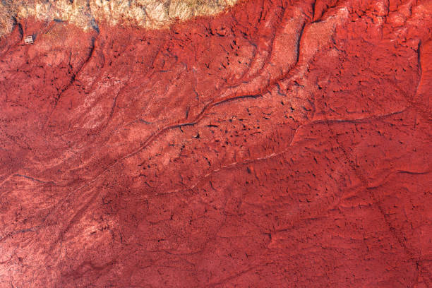 widok z lotu ptaka na czerwoną powierzchnię błota suszy - red mud zdjęcia i obrazy z banku zdjęć
