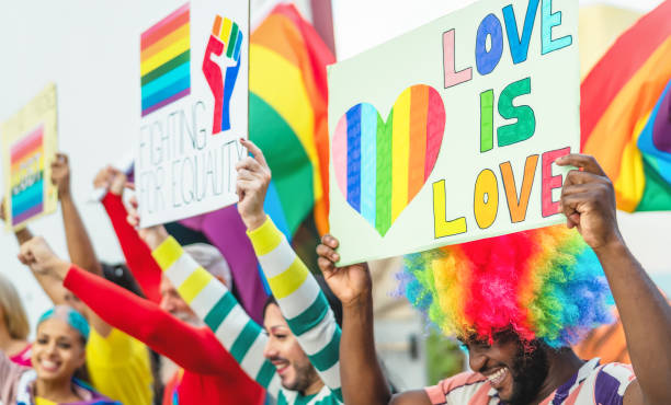 счастливые многорасовые люди празднуют гей-мероприятие гордости - группа друзей с разным возрастом и расой весело провести время во время � - gay pride стоковые фото и изображения