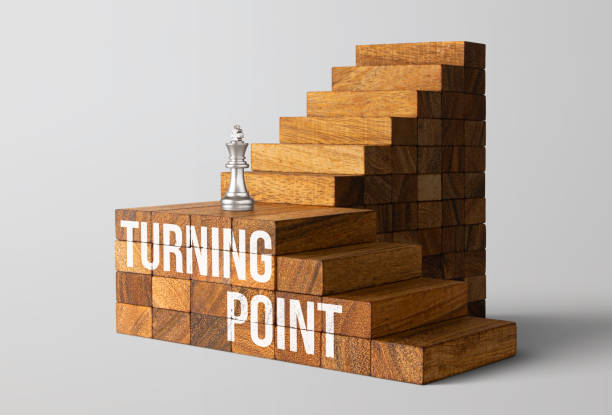 punkt zwrotny na sukces w biznesie lub koncepcji sukcesu ścieżki kariery. szachy królewskie znajdują się na drewnianych skumulowanych schodach z napisem "punkt zwrotny" w tle białej sceny. - turning point zdjęcia i obrazy z banku zdjęć