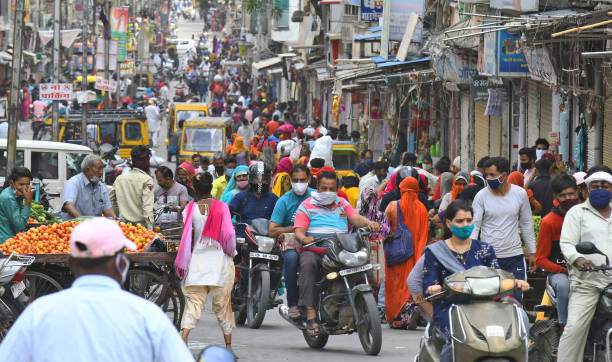 Coronavirus cases surge in Rajasthan, India Beawar,  Rajasthan, India, April 19, 2021: People roam at the main market without maintaining social distancing, amid surge in Coronavirus cases across the country, in Beawar. Rajasthan Government declared lockdown called 'Jan Anushasan Pakhwada' (Public Discipline Fortnight) for prevention of pandemic till 3 May india stock pictures, royalty-free photos & images