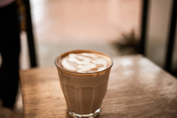 xícara de café quente de arte de café, café na mesa de madeira pela manhã. foco suave - starbucks coffee bean editorial - fotografias e filmes do acervo