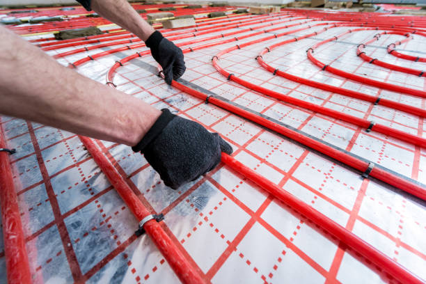 pipefitter instala sistema de calefacción por suelo radiante en casa - hot spring fotografías e imágenes de stock