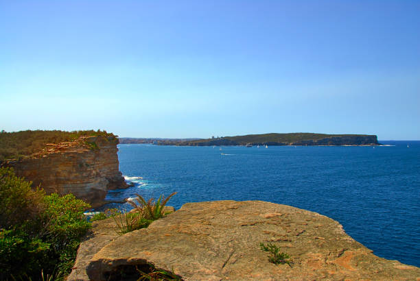 вход в сиднейскую гавань из залива уотсонс, австралия - the rocks sydney harbor sydney australia new south wales стоковые фото и изображения