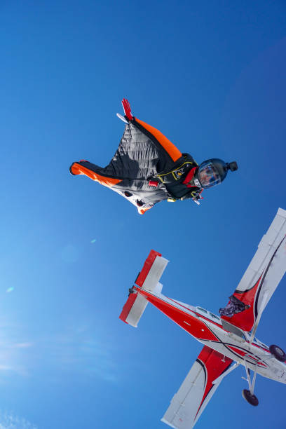 les aviateurs wingsuit sautent de l’avion en l’air - wingsuit photos et images de collection