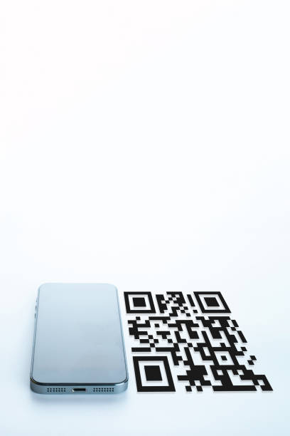 Qr code technology. Mobile smartphone screen for payment, online pay, scan barcode technology with qr code scanner on digital smart phone. Hands using mobile phone application to scan code tecnología de código qr. pantalla de teléfono inteligente móvil para el pago, pago en línea, escanear la tecnología de código de barras con escáner de código qr en el teléfono inteligente digital. manos usando la aplicación de teléfono móvil p