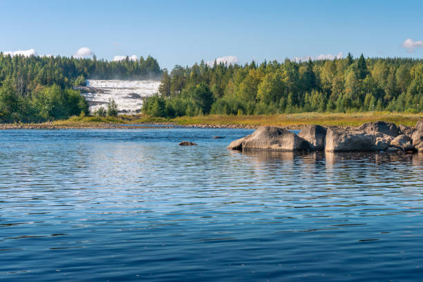 storforsen, wilder, riesiger wasserfall am pite river in schwedischer arktis an einem sonnigen tag des arktischen sommers. norrbottens, nordwestlich von alvsbyn. wilde natur im hohen norden. natur von schwedisch lappland. - norrland stock-fotos und bilder