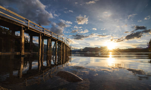hermosa puesta de sol en la playa del puerto de villa la angostura, a orillas del lago nahuel huapi. - neuquén fotografías e imágenes de stock