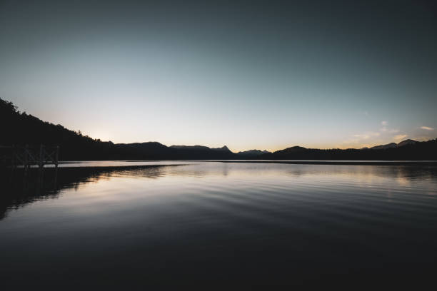 puesta de sol en la playa del lago espejo en la patagonia argentina, en el camino a los 7 lagos. - bariloche lagos patagonia number 7 fotografías e imágenes de stock
