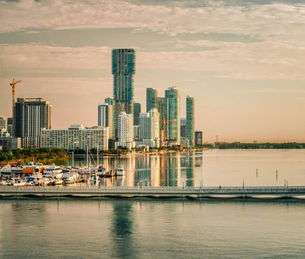 land marina bucht miami florida schöne aussicht echte zustand boote refle - vancouver skyline city urban scene stock-fotos und bilder