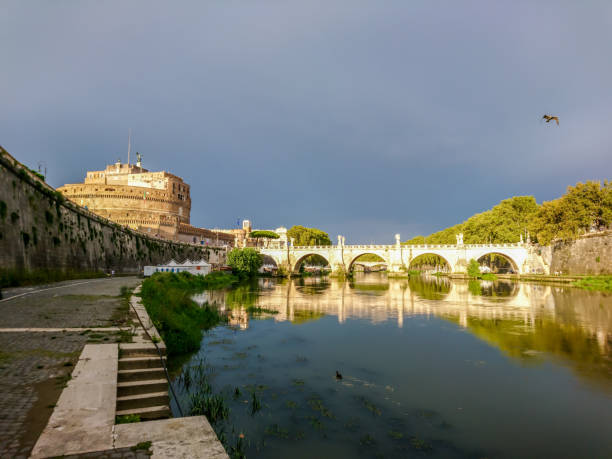 サンタンジェロ城と橋(ローマ、テヴェレ川) - castel santangelo ストックフォトと画像