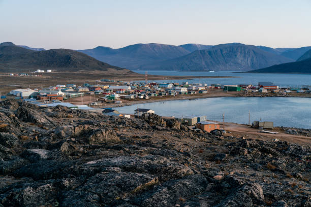 zmierzch w surowym arktycznym krajobrazie z gołymi wzgórzami i oceanem. z okien roztacza się widok na osadę eskimosów qikiqtarjuaq, broughton island, nunavut - baffin island zdjęcia i obrazy z banku zdjęć