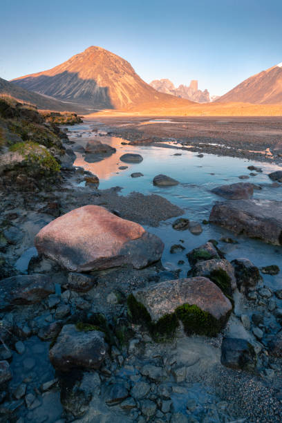 koryto rzeki sowa w pobliżu góry asgard w odległej dolinie arktycznej, przełęcz akshayuk, nunavut. piękny arktyczny krajobraz we wczesnych, słonecznych godzinach porannych. kultowe góry na odległym horyzoncie. - baffin island zdjęcia i obrazy z banku zdjęć