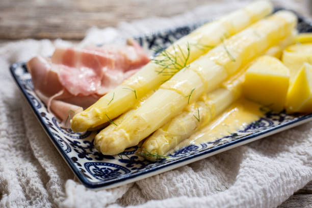 istock Asparagus with ham, potatoes and sauce Hollandaise close 1313530722