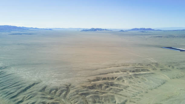bergplateau in der mongolei luftbild - gobi desert stock-fotos und bilder