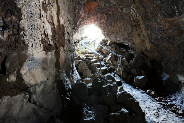 catacombs cave al lava beds national monument in california, stati uniti - lava beds national monument foto e immagini stock