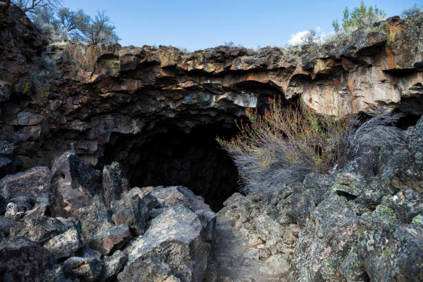 skull cave w: lava beds national monument in california - lava beds national monument zdjęcia i obrazy z banku zdjęć