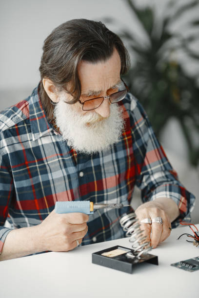 istock Male tech repairs electronic equipment at home 1313549549