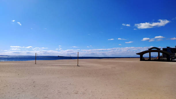 istock Atardecer en Coney Island Beach 1313550892
