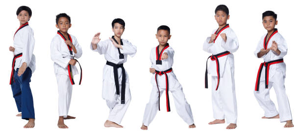 taekwondo каратэ kid спортсмен молодой подросток показать традиционные боевые действия - do kwon стоковые фото и изображения
