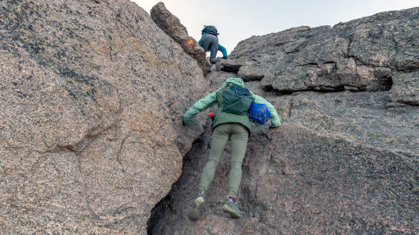 восхождение на крест двигаться лонгс пик - longs peak стоковые фото и изображения