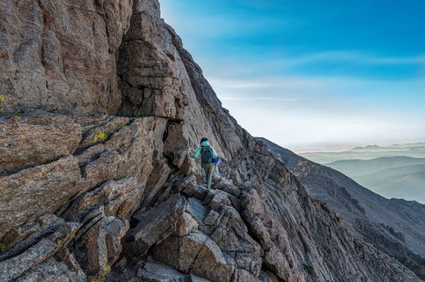 пешие прогулки по леджесам на пике лонгс - longs peak стоковые фото и изображения