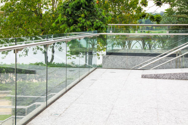hartowane szkło laminowane balustrady panele balustrady ramki mniej, szkło bezpieczne dla nowoczesnych budynków architektonicznych. - aluminum glass house window zdjęcia i obrazy z banku zdjęć