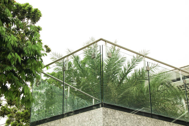 강화 된 적층 유리 난간 난간 패널은 덜 프레임, 현대 건축 건물에 대한 안전 유리. - aluminum glass house window 뉴스 사진 이미지
