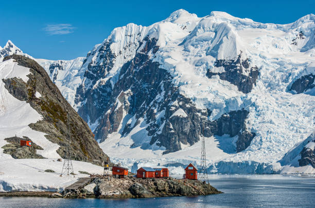 brown station, estación científica almirante brown, base brown ou estación brown) est une base antarctique argentine et une station de recherche scientifique. péninsule de sanaviron dans la baie de paradis, péninsule antarctique, antarctique - antarctique photos et images de collection