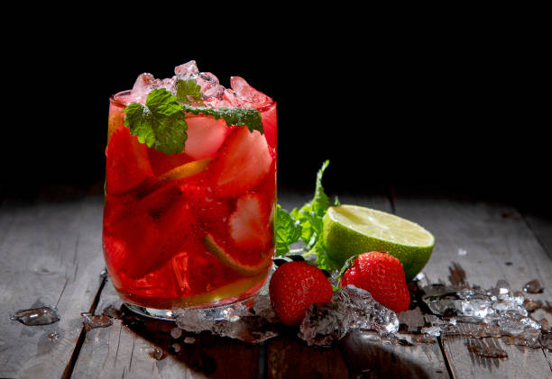 mojito - crushed ice freshness red lime stock-fotos und bilder